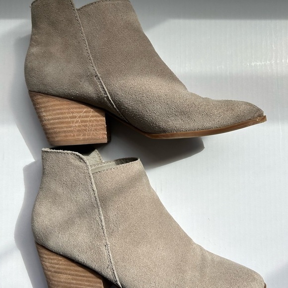 Dolce Vita Daine Bootie in Sage Size 8 Taupe Tan Grey Suede Ankle Boot Classic - Picture 7 of 12